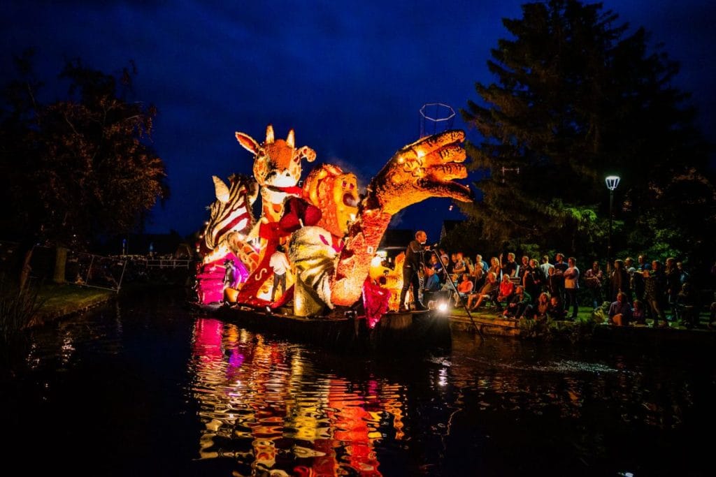 Houseboat Senang Belt-Schutsloot Giethoorn